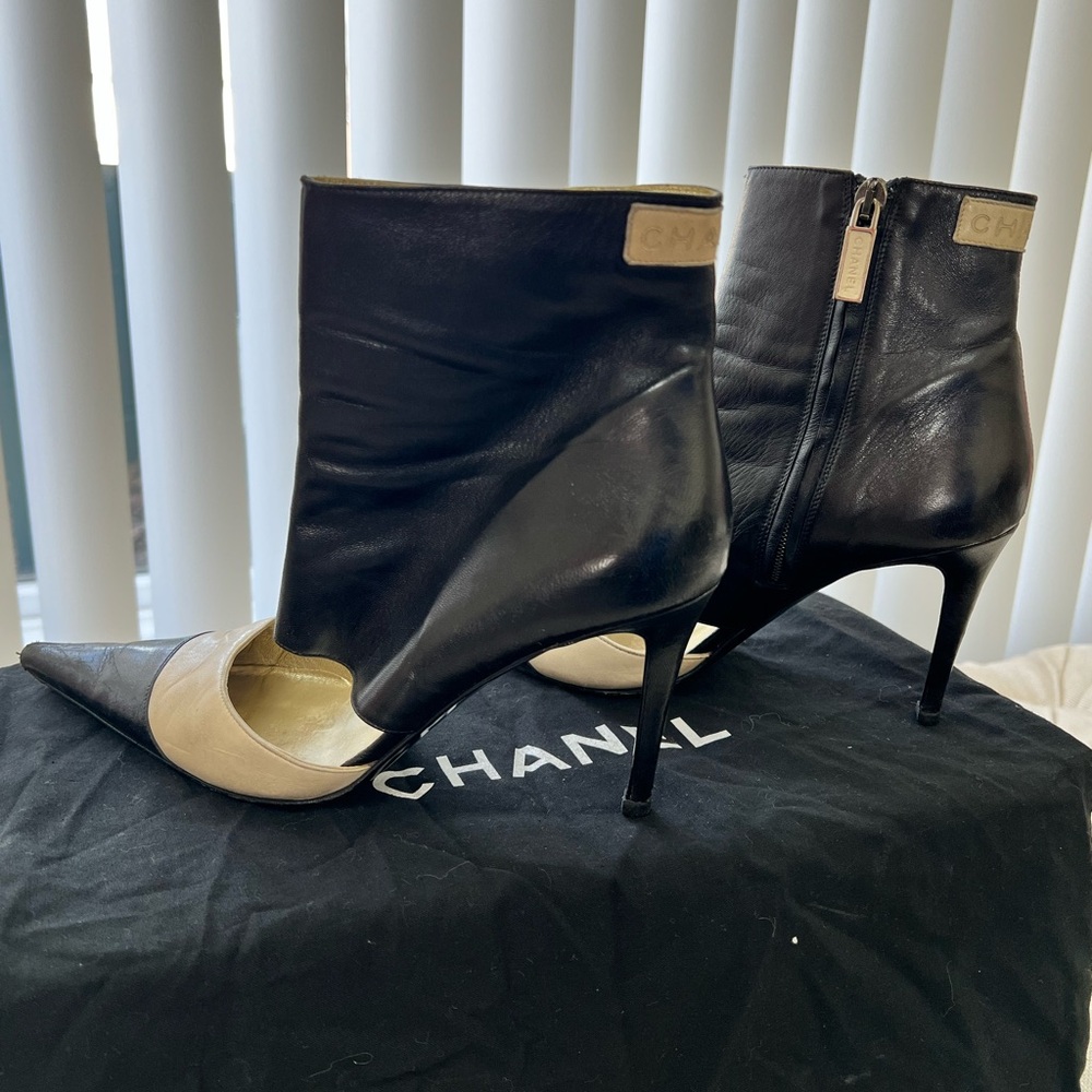 Vintage Chanel Bootie lamb skin leather heels size 8.5